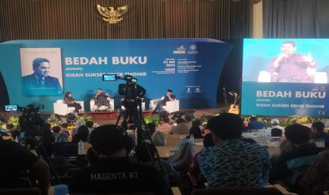 Penulis buku (Bukan) Kisah Sukses Erick Thohir, Abdullah Sammy, berbicara pada acara bedah buku yang digelar di Magister Manajemen Universitas Gadjah Mada (MM UGM), Selasa (23/5/2023).