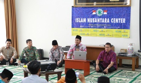 Penulis buku-buku Sejarah Islam Nusantara, Zainul Milal Bizawie menjadi salah satu pembicara pada Diskusi Kajian Islam Nusantara yang diselenggarakan Islam Nusantara Center (INC) bekerja sama dengan Puslitbang Lektur dan Khazanah Keagamaan Balitbang-Diklat Kemenag. 