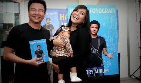  Penulis buku Hampir Fotografi yang juga fotografer Jerry Aurum bersama Denada dan putri mereka Shakira Aurum saat hadir dalam peluncuran buku fotografinya di Jakarta, Kamis, (14/3).