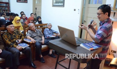 Penulis buku Hendar Riyadi menjelaskan tentang isi bukunya pada bedah buku Mengerti Nalar Islam Dialogis, di Republika Jawa Barat, Selasa (3/12). 