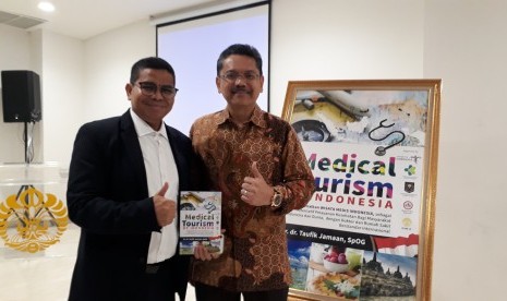 Penulis buku Medical Tourism of Indonesia, Dr dr Taufik Jamaan SpOG (kiri) dan Dekan Fakultas Kedokteran Universitas Indonesia, Prof dr Ari Fahrial Syam SpPD KGEH