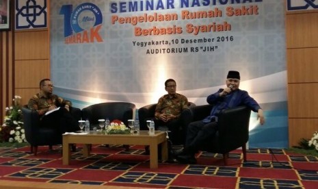 Penulis buku The Celestial Management A Riawan Amin (kanan) menjadi nara sumber seminar nasioanl bertajuk 