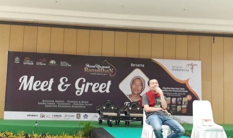 Penulis Darwis Tere Liye memberikan motivasi bagi generasi muda di NTB dalam Meet and Greet di Islamic Center NTB, Mataram, Ahad (18/6). 