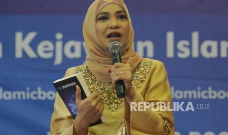 Penulis Hanum Rais memaparkan pendapat saat peluncuran dan bedah novel I Am Sarahza pada acara Islamic Book Fair 2018 di Jakarta Convention Center, Jakarta, Jumat (20/4).