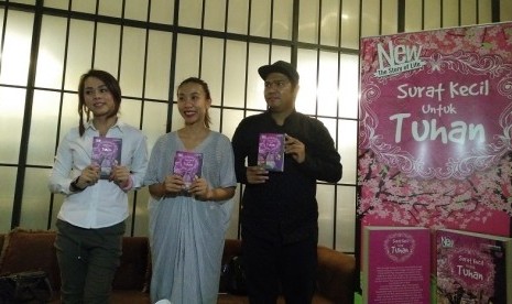 Penulis novel Agnes Davonar (kiri), produser Falcon Pictures Frederica (tengah) dan sutradara Fajar Bustomi (kanan) dalam peluncuran novel Surat Kecil Untuk Tuhan