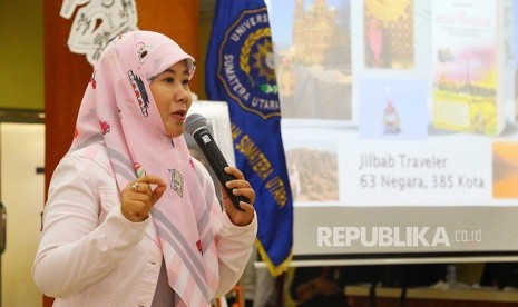 Penulis novel Asma Nadia berdiskusi tentang novel di Universitas Muhammadiyah Sumatera Utara (UMSU) Medan, Sumatera Utara, Sabtu (7/4). 