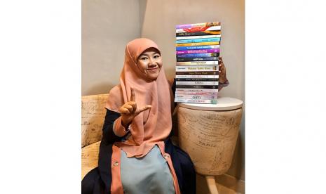 Penulis Novel Asma Nadia dengan buku-buku karyanya