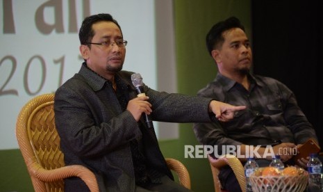 Penulis Novel Bidadari Bermata Bening Habiburrahman El Shirazy (kiri) bersama Sutradara Ayat-ayat Cinta 2 Guntur Soeharjanto menjadi pembicara pada diskusi bedah buku Bidadari Bermata Bening di Panggung Utama Islamic Book Fair (IBF) 2017 di JCC, Sabtu (6/5). 