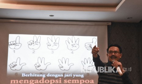 Penulis sekaligus Konsultan Jari Aljabar Dede Supriyadi memberikan materi pada seminar Metode Belajar Berhitung Semudah Membalikkan Tangan Salamath di Hotel Amaroossa, Kota Bandung, Sabtu (12/10).