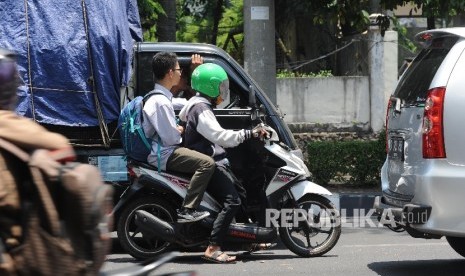 Ilustrasi ojek online. Kementerian Perhubungan (Kemenhub) menunda pemberlakuan tarif baru ojek online. Hal itu sesuai Keputusan Menteri Perhubungan Nomor KP 564 Tahun 2022 Tentang Pedoman Perhitungan Biaya Jasa Penggunaan Sepeda Motor yang Digunakan untuk Kepentingan Masyarakat. 