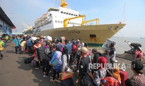 Penumpang antre masuk kapal KM Leuser (Ilustrasi)