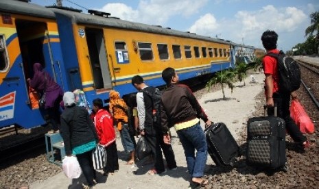 Penumpang antre masuk ke kereta Kahuripan di Stasiun Kota Kediri, Jawa Timur, Ahad (3/8).