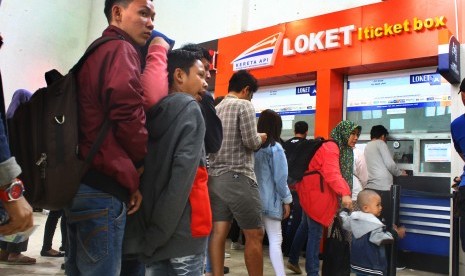 Penumpang antre membeli tiket kereta api di Stasiun Kotabaru, Malang (ilustrasi)