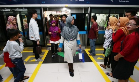 Penumpang antre untuk uji coba publik Moda Raya Terpadu (MRT) Jakarta, Jumat (22/3/2019).