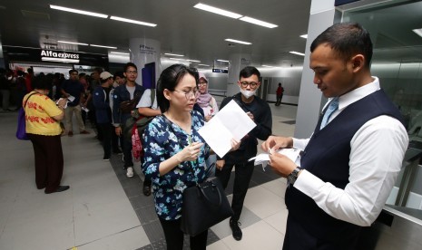 Penumpang antre untuk uji coba publik Moda Raya Terpadu (MRT) Jakarta, Jumat (22/3/2019).