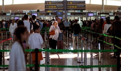 Penumpang berada di bandara Barcelona.