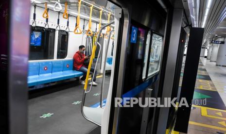 Penumpang berada di dalam angkutan kereta Moda Raya Terpadu (MRT) di Jakarta (ilustrasi). Pembangunan MRT Segmen II (Harmoni-Kota) terancam molor satu tahun sebab belum ada kontraktor asal Jepang yang berminat menggarapnya.