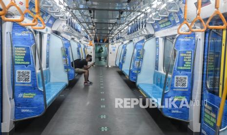 Penumpang berada di dalam angkutan kereta Moda Raya Terpadu (MRT) di Jakarta, Ahad (30/8/2020). PT MRT Jakarta memastikan tetap melanjutkan penyesuaian jam operasional seperti saat masa PSBB transisi sebelumnya.