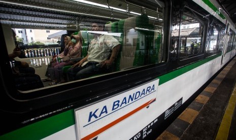 Penumpang berada di dalam Kereta Api (KA) menuju Bandara Internasional Yogyakarta.