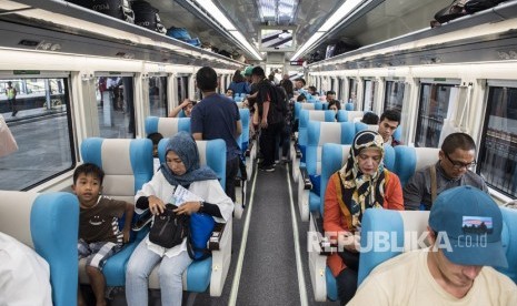 Penumpang berada di dalam rangkaian baru kereta api Argo Parahyangan di stasiun Bandung, Jawa Barat. PT Kereta Api Indonesia (KAI) menyediakan menu sahur dan buka puasa gratis bagi penumpang. 