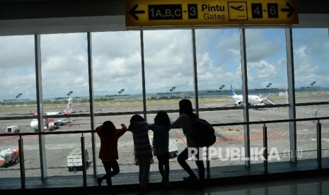 Penumpang berada di ruang tunggu di Bandar Udara Ngurah Rai, Bali, Rabu (18/5).(Republika /  Yasin Habibi)