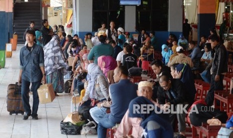 Penumpang di Terminal Kampung Rambutan, Jakarta Timur. (Republika/ Yasin Habibi)