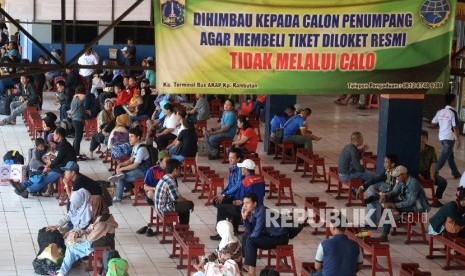 Penumpang berada di Terminal Kampung Rambutan, Jakarta Timur, Jumat (24/6). (Republika/ Yasin Habibi)