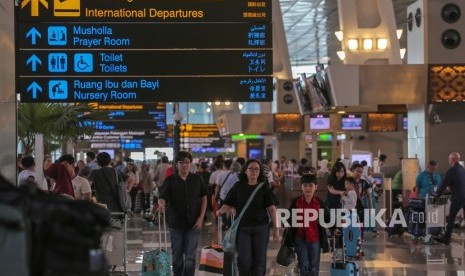 Penumpang Pesawat Rute Domestik Turun, Internasional Naik. Penumpang beraktivitas di Terminal 3 Bandara Soekarno Hatta, Tangerang, Banten.