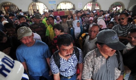  Penumpang berebut masuk kedalam Stasiun Senen, Jakarta, Rabu (15/8). 