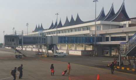 Penumpang berjalan di dekat proyek pembangunan terminal baru Bandara Internasional Minangkabau (BIM), Padang Pariaman, Sumatra Barat, Jumat (30/8/2019).