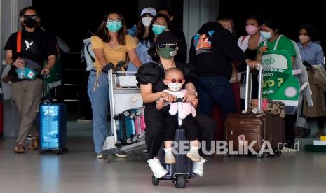 Penumpang berjalan keluar dari terminal kedatangan domestik setibanya di Bandara Internasional I Gusti Ngurah Rai, Badung, Bali, Selasa (2/11/2021). Arus kedatangan dan keberangkatan penumpang domestik di bandara tersebut mengalami peningkatan 90 persen sejak penurunan PPKM dari level 3 berubah menjadi level 2.