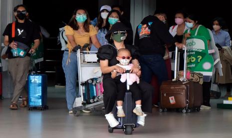 Penumpang berjalan keluar dari terminal kedatangan domestik setibanya di Bandara Internasional I Gusti Ngurah Rai, Badung, Bali.