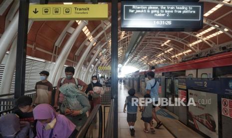 Penumpang berjalan keluar Stasiun Dukuh Atas LRT Jabodebek, Selasa (26/12/2023).  Pada Libur Hari Natal antusiasme masyarakat dalam mencoba LRT Jabodebek cukup tinggi. Banyak para orang tua mengajak anak-anaknya menikmati pemandangan Kota Jakarta dengan LRT sebagai alternatif kegiatan libur natal.