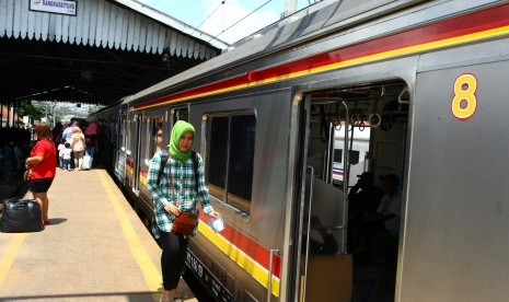 Penumpang berjalan menaiki KRL Commuterline rute Rangkas Bitung-Tanah Abang di Stasiun Rangkas Bitung, Lebak, Banten, Selasa (4/4). 