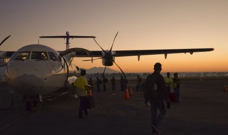 Penumpang berjalan menuju pesawat di apron Bandara Lombok International Airport (LIA).