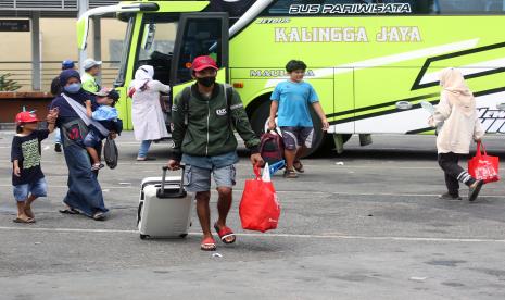 Penumpang berjalan setibanya di Terminal Kalideres, Jakarta, Senin (9/5/2022). Pengelola klaim tak ada laporan kriminal di Terminal Kalideres saat arus mudik-balik.