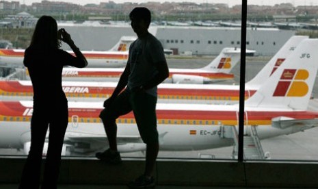 Pelancong di Spanyol Bergegas Kembali ke AS (Foto: ilustrasi turis berofot di Bandara Madrid Spanyol)