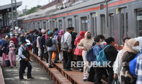 Penumpang bersiap menaiki KRL di Stasiun Manggarai, Jakarta, Kamis (13/1/2022). KAI Commuter mengimbau penumpang membatasi komunikasi saat di kereta untuk meminimalisasi penyebaran Covid-19 melalui dlopret atau airbone