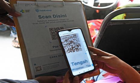 Penumpang bis Antar Kota Antar Provinsi memindai data optik aplikasi Peduli Lindungi saat pemeriksaan data vaksinasi COVID-19 di Terminal Pakukapatan Serang, Banten, Selasa (14/12/2021). Pemda setempat menetapkan syarat adanya sertifikat vaksinasi COVID-19 bagi warga yang akan bepergian untuk mencegah merebaknya kembali penyebaran COVID-19 selama masa libur Natal dan Tahun Baru.