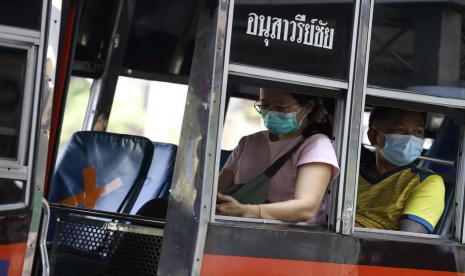 Penumpang bus mengenakan masker melindungi dari virus corona di Bangkok, Thailand, Senin (15/2). Thailand menemukan kasus pertama dari varian Covid-19 yang sangat mudah menular, yang pertama kali ditemukan di Afrika Selatan. 