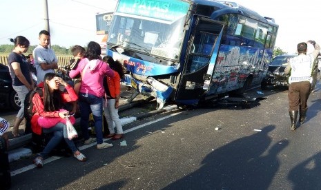 Penumpang bus Rukun Jaya nopol AG 7698 UR jurusan Blitar telantar karena bus yang ditumpanginya mengalami kecelakaan di jalan raya Desa Tejo, Mojoagung, Jombang, Jawa Timur, Rabu (15/7). 