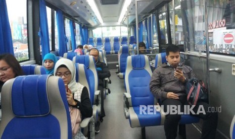 Penumpang bus transjabodetabek premium di Mega Bekasi jurusan Plaza Senayan. (ilustrasi)