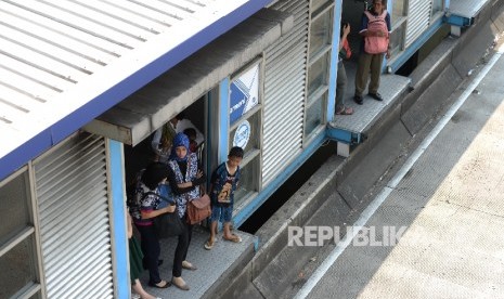  Penumpang Bus Transjakarta terlantar di Halte Harmoni, Jakarta Pusat, Senin (12/6). 