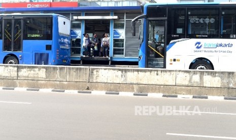  Penumpang Bus Transjakarta terlantar di Halte Harmoni, Jakarta Pusat, Senin (12/6).