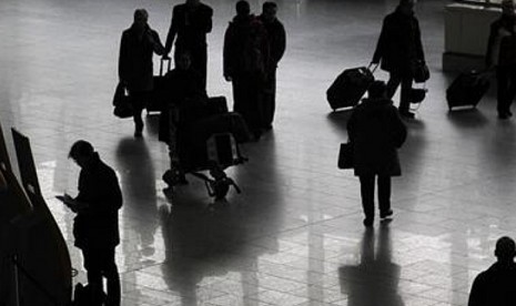 Penumpang -chek in- di mesin otomatis Lufthansa di Bandara Frankfurt, Jerman