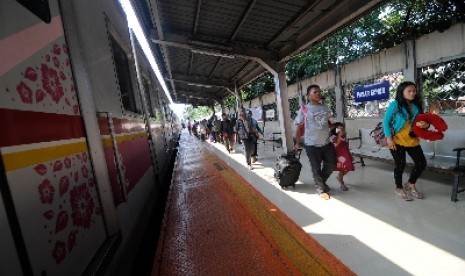 Penumpang commuter line di Stasiun Pasar Senen, Jakarta Pusat, Selasa (31/3).