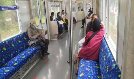 Penumpang Commuter line duduk tanpa marka jaga jarak, Rabu (9/3/2022). KAI Commuter mencabut marka jaga jarak tempat duduk sesuai dengan Surat Edaran (SE) Kemenhub Nomor 25 Tahun 2022. Epidemiolog menilai, tidak tepat mencabut aturan jaga jarak.