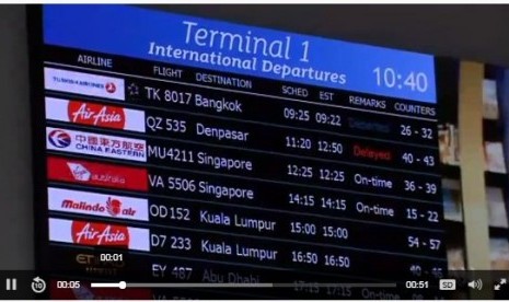 Penumpang di Bandara Internasional Perth, Australia Selatan, menghabiskan waktu seharian terburu-buru berusaha mendapatkan pesawat yang akan berangkat ke Bali menyusul informasi penutupan bandara dari dan menuju Bali.