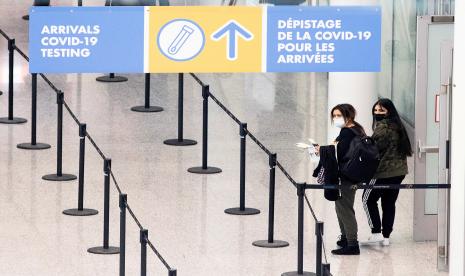 Penumpang di Bandara Pearson, Toronto, Kanada. Pemerintah Kanada meminta warganya tak melakukan perjalanan ke luar negeri hingga bulan depan.