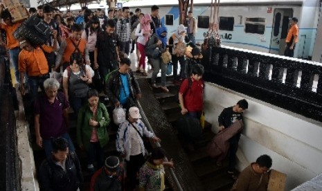 Penumpang di di Stasiun Senen, Jakarta Timur, Ahad (4/12).